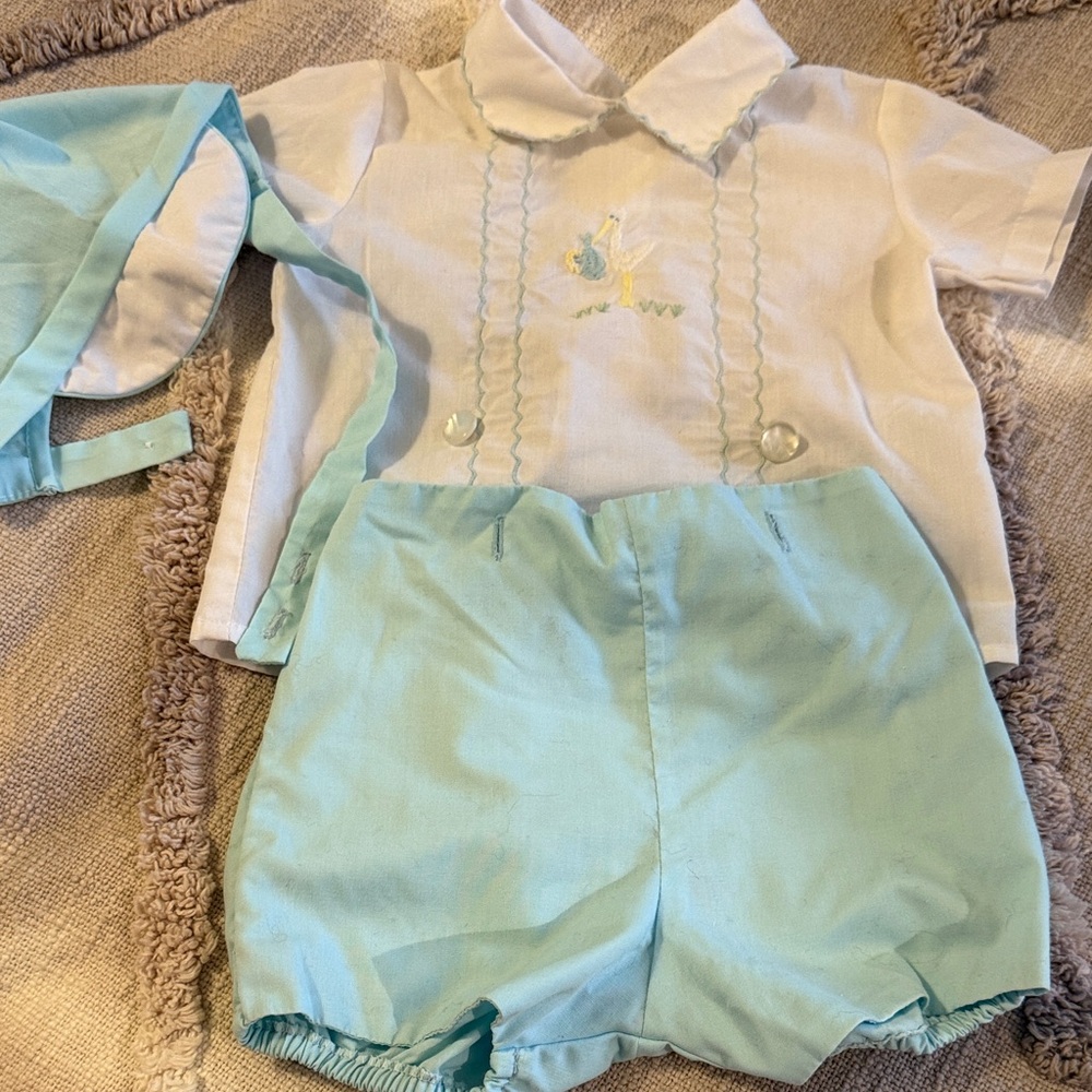 Vintage Baby Boy Blue & White Outfit with Bonnet
6-9 months excellent co…